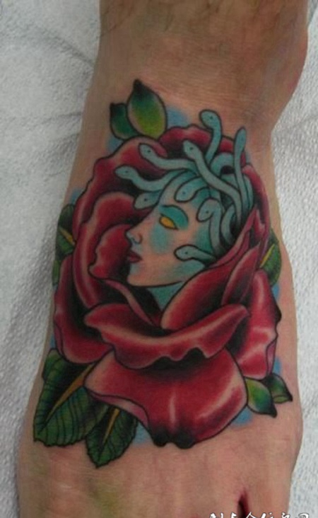 脚面上的玫瑰花中有个精灵的纹身图案