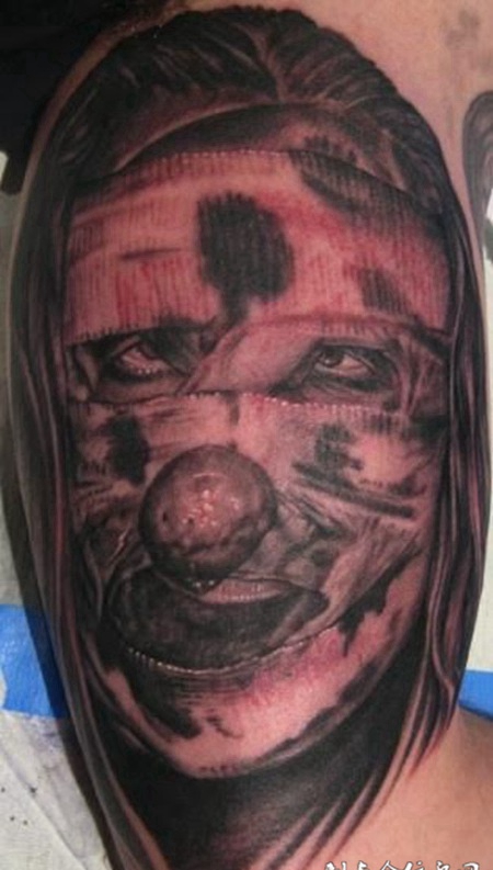大臂上的小丑恶魔纹身图案