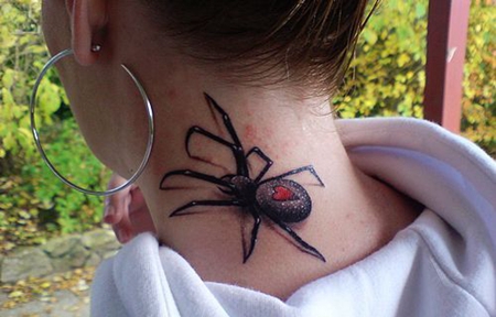 颈部蜘蛛纹身图案