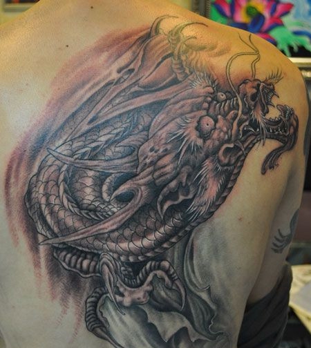 后背昂首传统龙头纹身图案