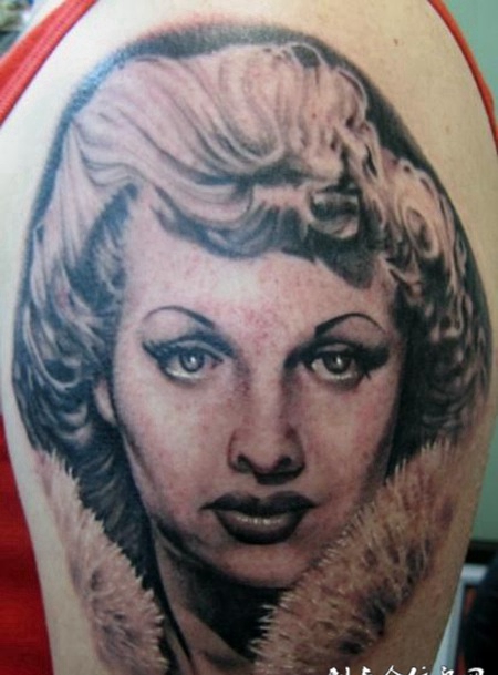 大臂上妩媚的美女头像纹身图案