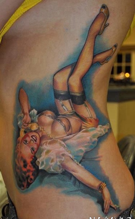 腰侧半裸的美女纹身图案