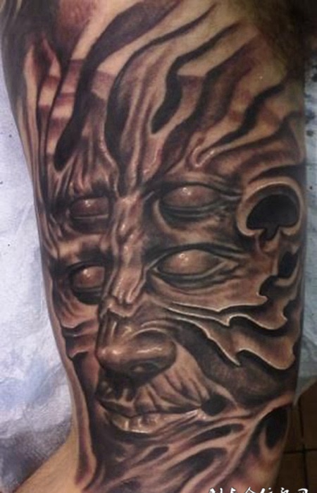 大臂上的四眼恶魔纹身图案