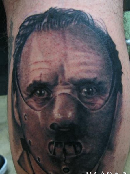 小腿上一个戴着面具的男士纹身图案