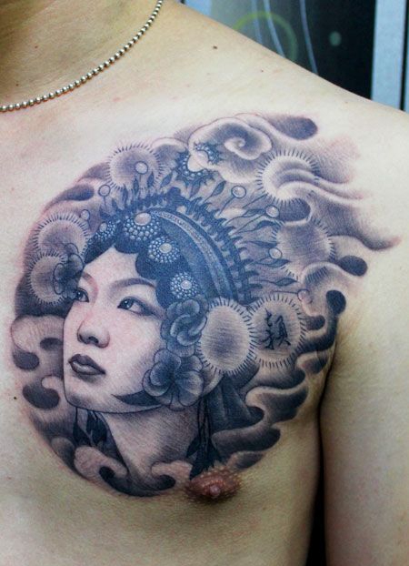 胸前的花旦纹身图案