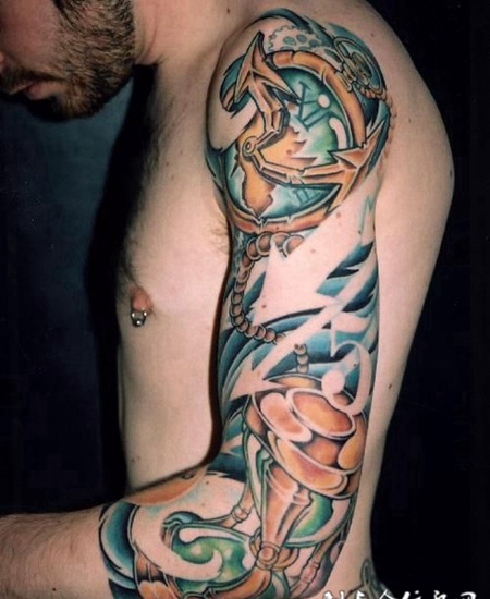 大臂上的沙漏铁链纹身图案