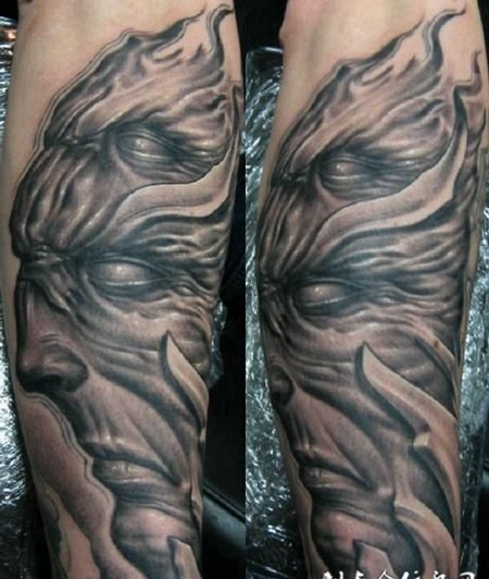 小臂上的四眼恶魔纹身图案