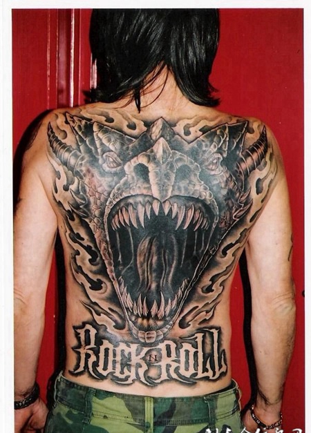 张大嘴的满背恶魔纹身图案