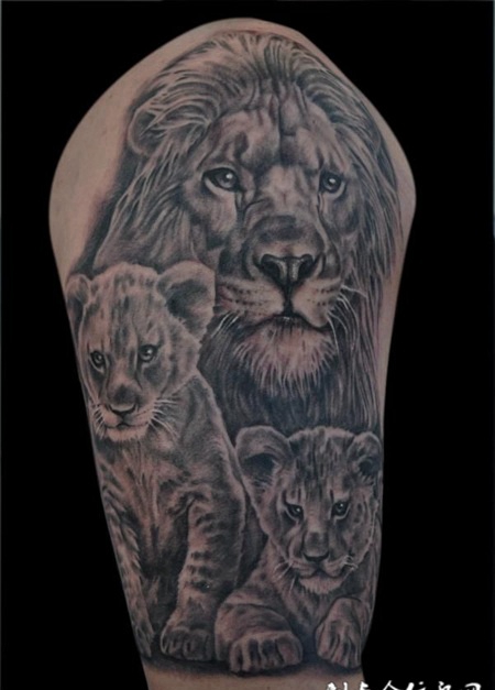 大臂上的大小狮子纹身图案