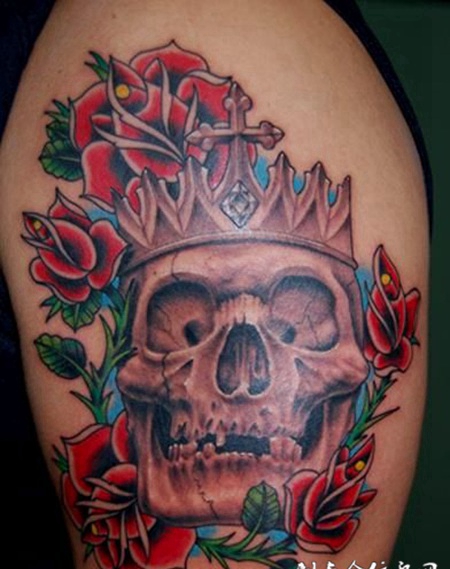 大臂上的带着皇冠的骷髅头纹身图案