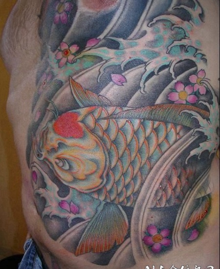 腰侧一条鲤鱼在浪花中的纹身图案