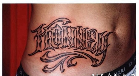 腰侧花体英文字母纹身图案