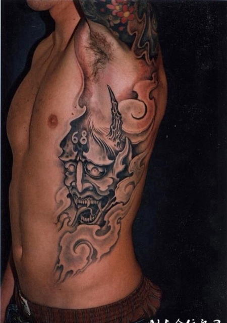 腰侧的般若吐舌纹身图案