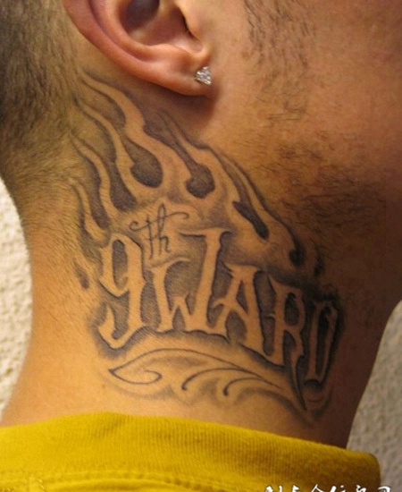 脖子上的火焰英文单词纹身图案