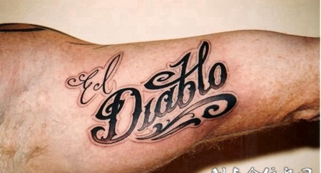 大臂上的花体字英文纹身图案