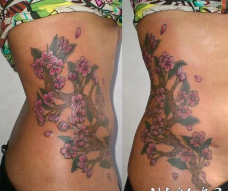 腰侧妩媚的花枝纹身图案
