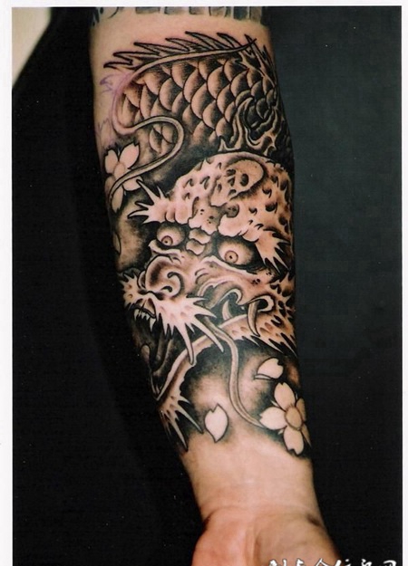 小臂上的龙头纹身图案