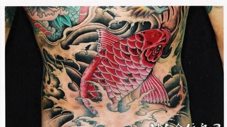后腰上的红色鲤鱼纹身图案