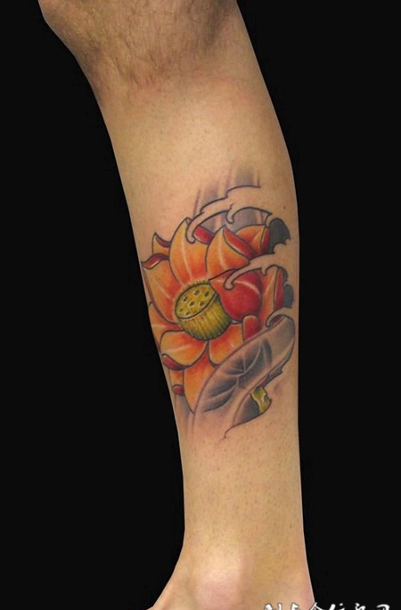 小腿上的红色莲花纹身图案