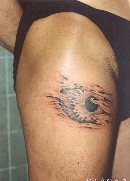 大腿上的眼睛云纹身图案
