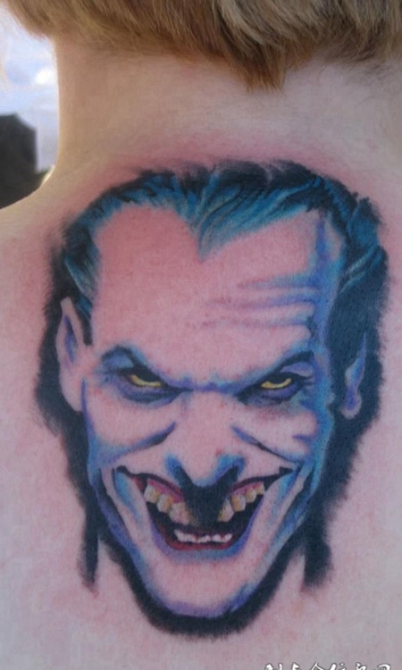 后背上阴险的伯爵纹身图案