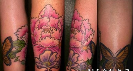 小臂上的蝴蝶牡丹环绕纹身图案