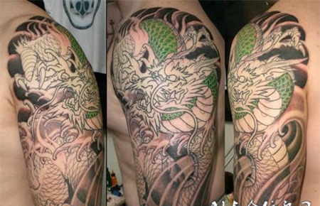 胳膊上绿色的龙纹身图案