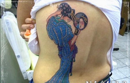 腰侧揽镜自照的古典美女纹身图案