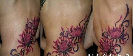 腰侧的妖艳菊花纹身图案