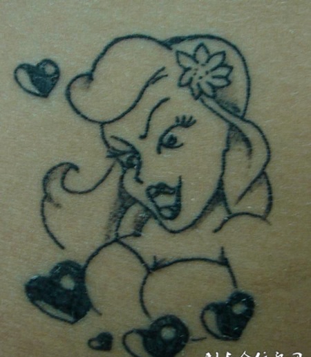 后背上的线条大妞纹身图案