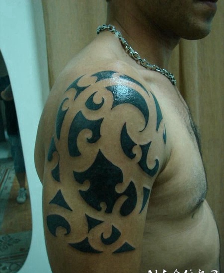 大臂上镂空的图腾纹身图案