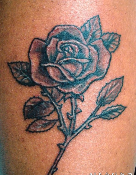 大臂上的玫瑰花纹身图案