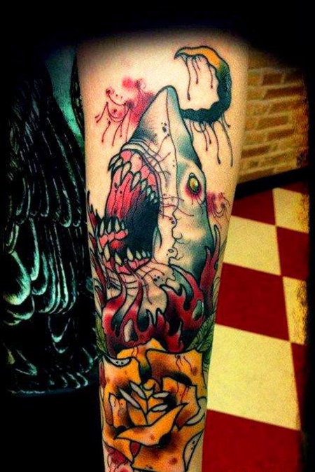 手臂黄玫瑰与鲨鱼纹身图案