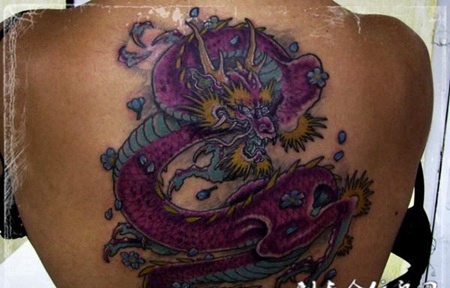 后背上的紫色龙纹身图案