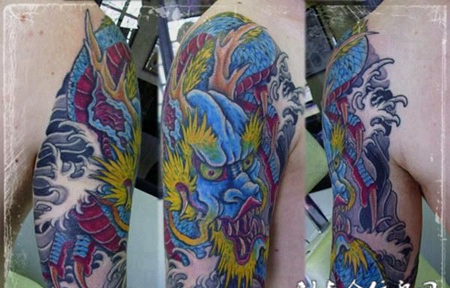 大臂上的蓝色龙头纹身图案