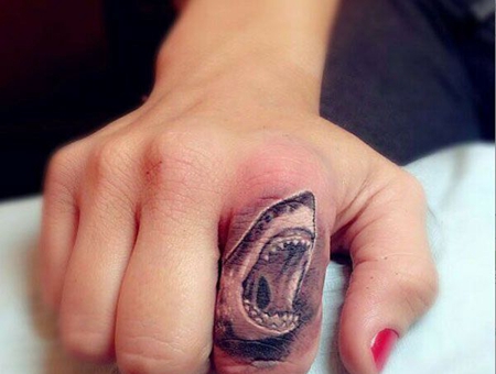 手指上的鲨鱼纹身图案