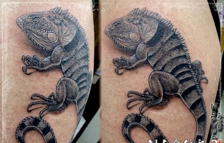 大臂上的变色龙纹身图案