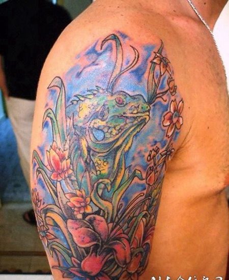 大臂上隐藏在花丛中的变色龙纹身图案