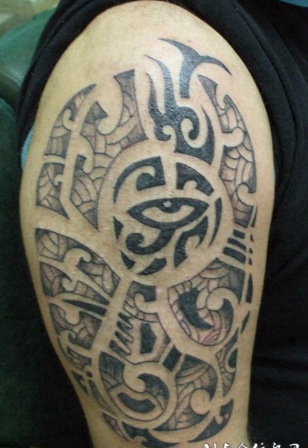 大臂上的线条图腾纹身图案