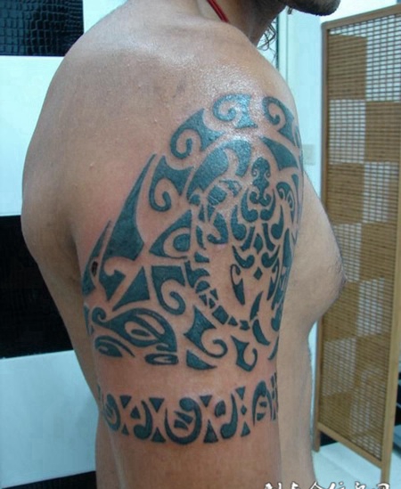 大臂上的花斑图腾纹身图案