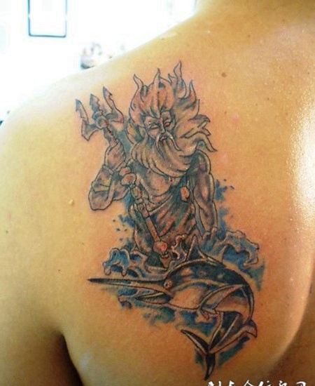 后背上拿着叉子的海神纹身图案