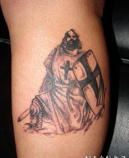小臂上拿着刺剑与盾牌的武士纹身图案