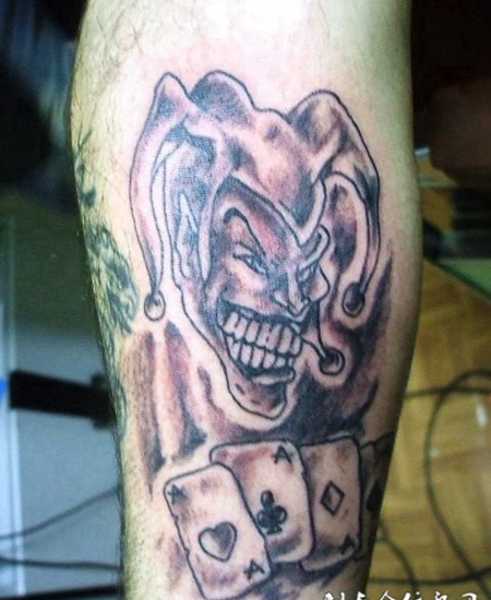 小腿上的小丑与扑克牌纹身图案
