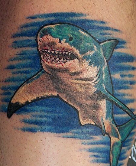 大臂蓝色的鲨鱼纹身图案