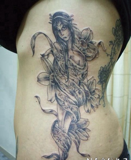 花朵中的精灵腰侧纹身图案