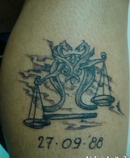 大腿上的天平纹身图案