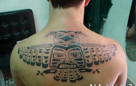 后背上的风筝纹身图案