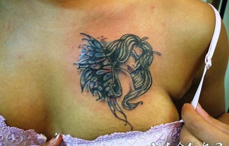 胸前的蝴蝶美女纹身图案