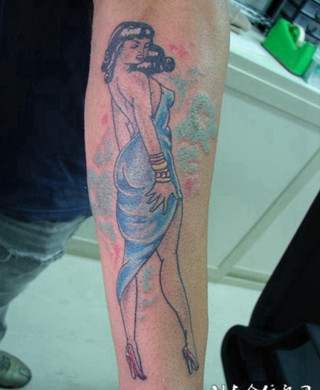 小臂上的半裸大妞纹身图案