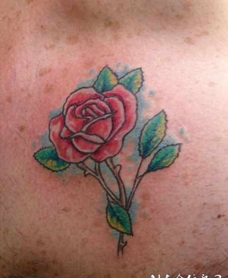 胸前的玫瑰花纹身图案